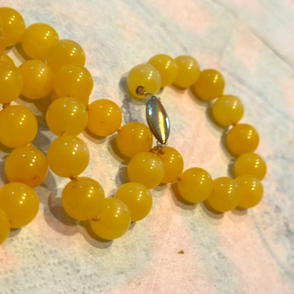 Yellow agate bead (10mm) knotted necklace w/ 14K gold clasp - 17.5” - Picture 4 of 4